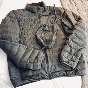 Uniqlo Ultra Light Down Men’s Gray Puffer Jacket w/ Storage Bag